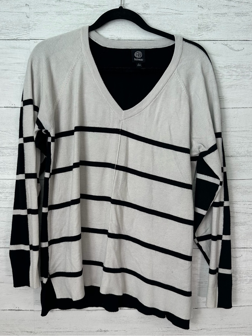 Bobeau Striped V-Neck Sweater in White & Black Size L